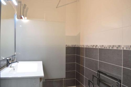 une salle de bain avec un lavabo et une douche dans l'établissement SP920-002 Appartement 2 pièces SAINT PIERRE LA MER, à Saint Pierre La Mer