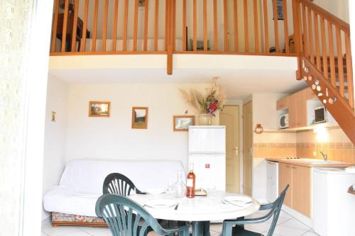 une petite cuisine et salle à manger avec une table et des chaises dans l'établissement SP740-117 Maison 3 pièces mezzanine SAINT PIERRE LA MER, à Saint Pierre La Mer