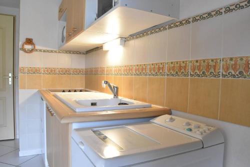 une cuisine avec un évier et un plan de travail dans l'établissement SP740-117 Maison 3 pièces mezzanine SAINT PIERRE LA MER, à Saint Pierre La Mer