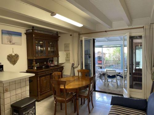une cuisine et une salle à manger avec une table et des chaises dans l'établissement SP720-010 Maison 4 pièces SAINT PIERRE LA MER, à Saint Pierre La Mer