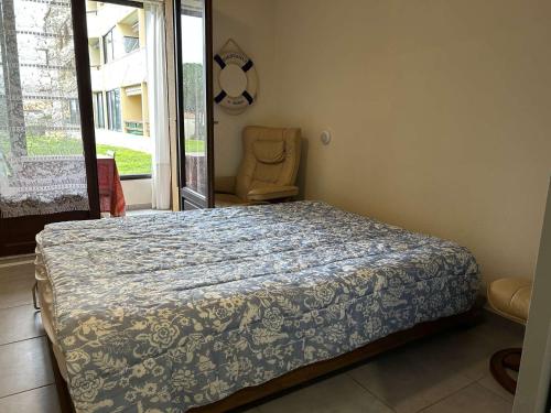 une chambre avec un lit, une chaise et une fenêtre dans l'établissement SP690-B022 Studio cabine 4 couchages SAINT PIERRE LA MER, à Saint Pierre La Mer