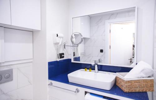 un bagno con lavandino e specchio di Elite Class Sea View Aparthotel In Orbi City Batumi a Batumi