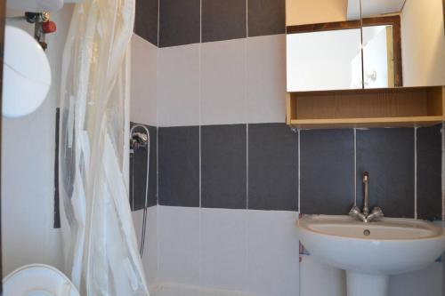 une salle de bain avec un lavabo et des toilettes dans l'établissement SP690-045 Studio Cabine 4 couchages SAINT PIERRE LA MER, à Saint Pierre La Mer