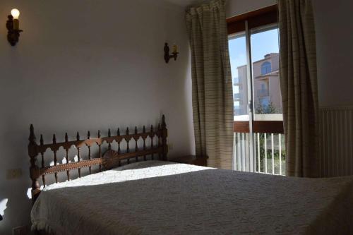 une chambre avec un lit et une grande fenêtre dans l'établissement SP620-033 Maison 4 pièces SAINT PIERRE LA MER, à Saint Pierre La Mer