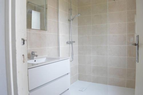 une salle de bain avec lavabo et douche dans l'établissement SP620-033 Maison 4 pièces SAINT PIERRE LA MER, à Saint Pierre La Mer
