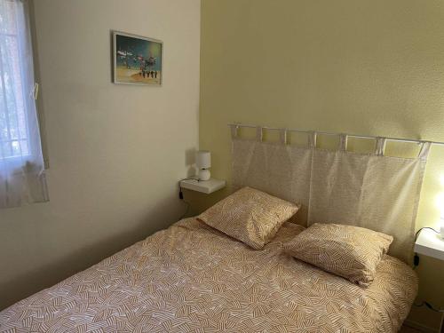 une chambre avec un lit avec un oreiller dessus dans l'établissement SP570-391 Appartement 2 pièces ST PIERRE LA MER, à Saint Pierre La Mer