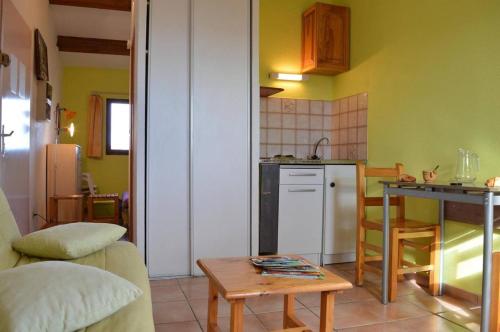 - une cuisine avec un canapé et une table dans une chambre dans l'établissement SP570-0410 Appartement deux pièces SAINT PIERRE LA MER, à Saint Pierre La Mer