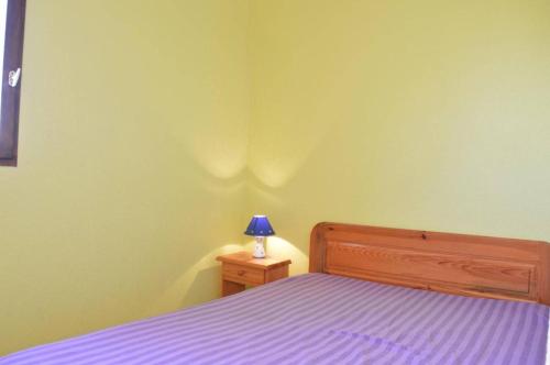 - une chambre avec un lit doté d'une lampe bleue sur une table de chevet dans l'établissement SP570-0410 Appartement deux pièces SAINT PIERRE LA MER, à Saint Pierre La Mer