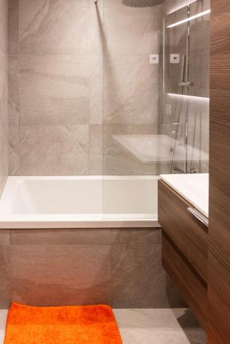 une salle de bain avec une douche, une baignoire et un lavabo dans l'établissement Samoëns Apartment 2 bedroom 50m2 modern and well equipt, à Samoëns