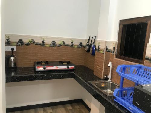 Η κουζίνα ή μικρή κουζίνα στο Sunrise villa kathaluwa