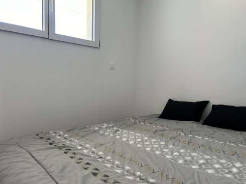 un lit blanc avec des verres à vin dessus dans l'établissement SP520-I188 Appartement 2 pièces SAINT PIERRE LA MER, à Saint Pierre La Mer
