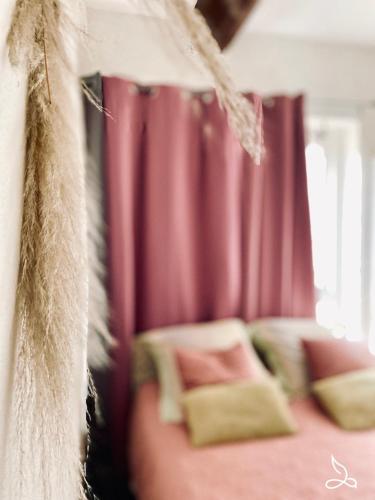 - une chambre avec des rideaux roses et un lit avec des oreillers dans l'établissement Appart rdc 6pers-piscine-parking, à Fitou