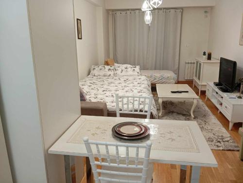 En eller flere senge i et værelse på Maxima Apartment