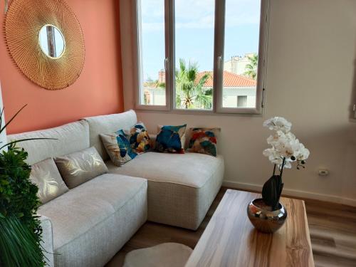 a living room with a couch and a table at Le Cosy Perpignan Centre, 2 rooms, 2 bathrooms, free WIFI, free parking, lift, central, renovated, spacious in Perpignan