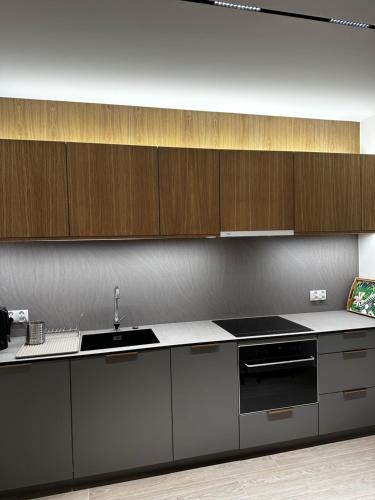 kuchnia ze zlewem i kuchenką w obiekcie Villa Monica Apartamenty w Szczyrku