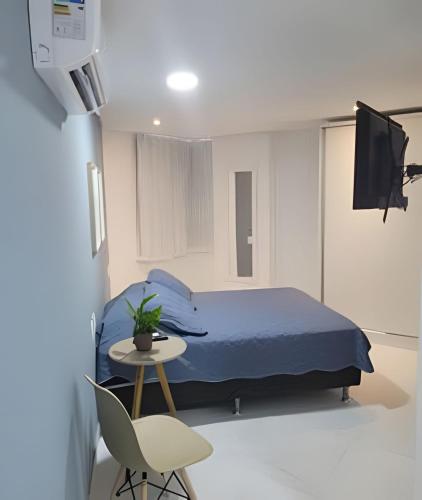 a hospital room with a bed and a table and a tv at Espetacular Flat em Miramar in João Pessoa