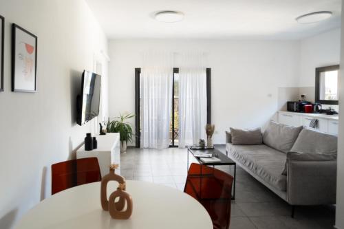 テルアビブにあるHaim Arlosoroff Residence with shelterのソファとテーブルのあるリビングルーム