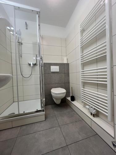 a bathroom with a shower and a toilet at Zentrumsnahe Wohnung, Anviolhomes in Hannover