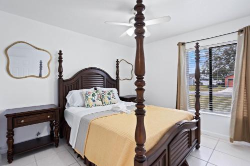 Un dormitorio con una cama y una cómoda y una ventana. en APluSS Getaway, en Kissimmee