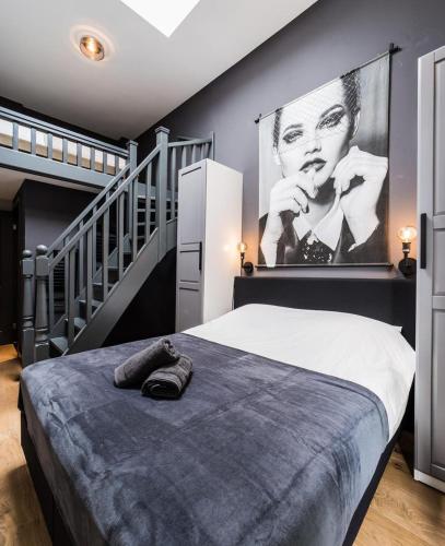 a bedroom with a bed with a large picture on the wall at Haya Historic - Pinot Noir in The Hague