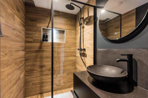 un baño con lavabo y espejo en Haya Historic - Pinot Noir, en La Haya