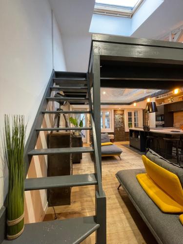 d'une mezzanine avec un escalier dans le salon. dans l'établissement L atelier toulousain, à Toulouse