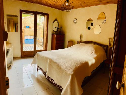 ein Schlafzimmer mit einem großen Bett in einem Zimmer in der Unterkunft Villa Paulette in Castelnau-le-Lez