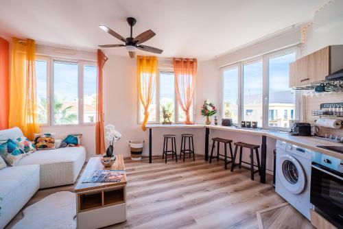 a living room with a couch and a kitchen at Le Cosy Perpignan Centre, 2 rooms, 2 bathrooms, free WIFI, free parking, lift, central, renovated, spacious in Perpignan
