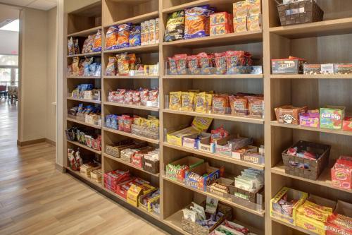 Supermarket nebo jiné obchody v  hotelu nebo okolí