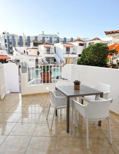 Beautiful poolside apartment in Los Diamantes