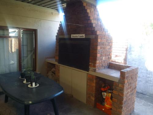 TV a/nebo společenská místnost v ubytování Imizamo Accommodation