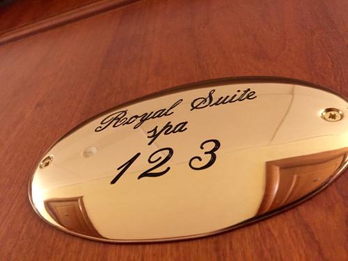 a sign that says farewell suite you three at Hotel Smeraldo in Qualiano