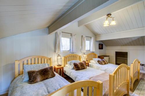a room with three beds in a room at Beech Mountain Walk to Slopes Sleeps 9 Pet Friendly in Beech Mountain