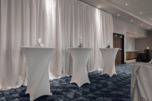 Un restaurante u otro lugar para comer en Courtyard by Marriott Jefferson City