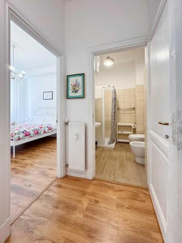 a bathroom with a toilet and a sink and a tub at Piramide Suites 2 Bedrooms & 2 Bathrooms in Rome