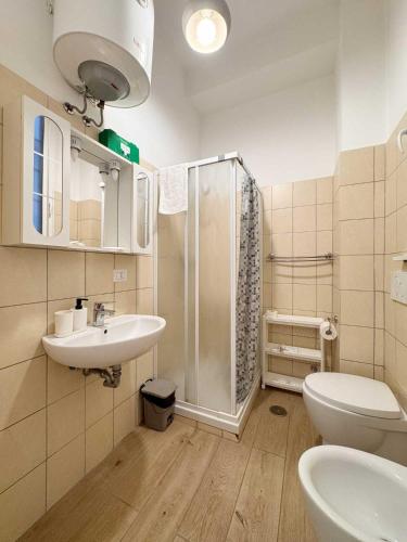 a bathroom with a shower and a sink and a toilet at Piramide Suites 2 Bedrooms & 2 Bathrooms in Rome
