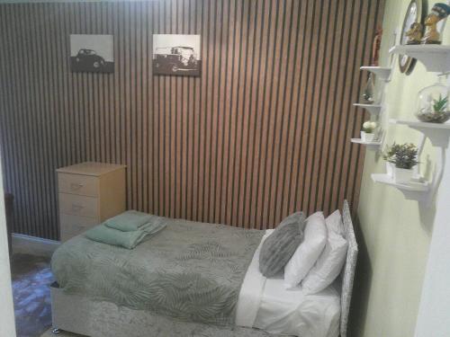 Real Home In Northamptonにあるベッド