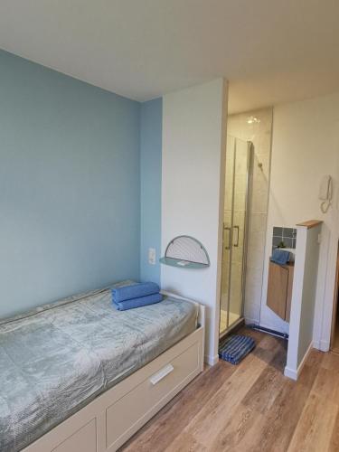 une chambre avec un grand lit et une douche dans l'établissement Studette Jolé - Biarritz, à Biarritz