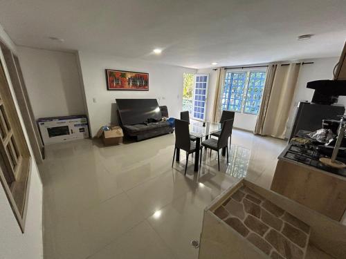 salon ze stołem i krzesłami w obiekcie ApartaSuite Edificio Arrecife w mieście Cali