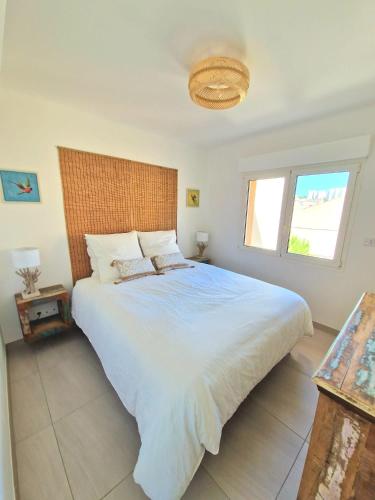 une chambre avec un grand lit et une fenêtre dans l'établissement Magnifique Vue Mer Malmousque, à Marseille