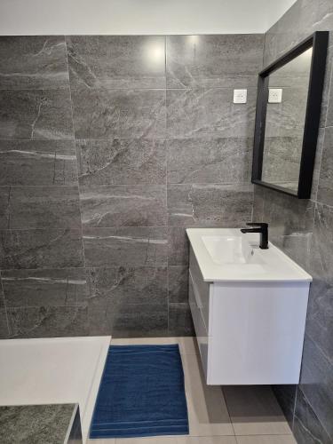 une salle de bain avec un lavabo et un miroir dans l'établissement Magnifique Vue Mer Malmousque, à Marseille