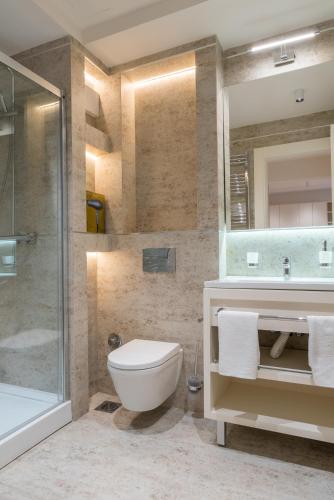 a bathroom with a toilet and a sink and a shower at Apartman Mimi Zepterme Vrnjačka Banja in Vrnjačka Banja