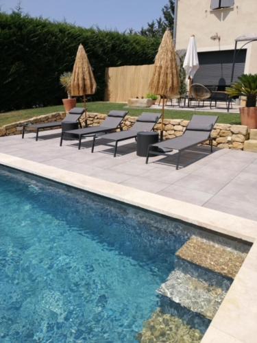 Villa avec piscine dans quartier résidentiel