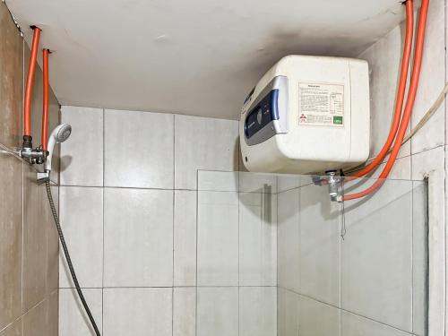 Bilik mandi di Strategic MTH Square Apt 1BR with Wi-Fi, Pool & Gym by 2ndHome