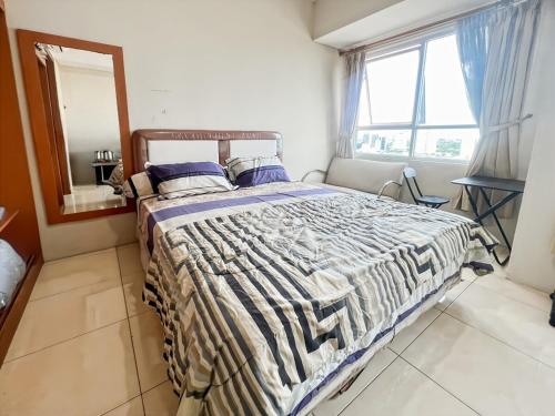 Katil atau katil-katil dalam bilik di Strategic MTH Square Apt 1BR with Wi-Fi, Pool & Gym by 2ndHome