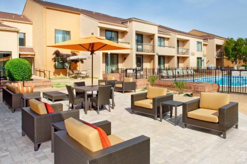 La alberca dentro o cerca de Courtyard by Marriott Columbus