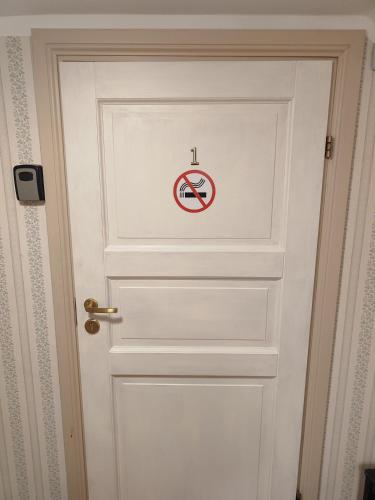 a white door with a no smoking sign on it at Paide Kesklinna kodumajutus in Paide