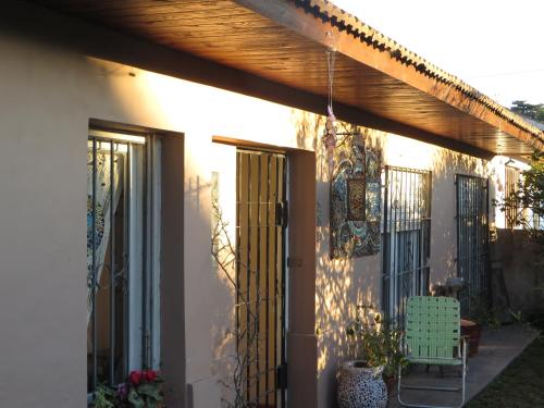 a porch of a house with a wooden pergola at Casa Bea Alquiler de dormitorios in Mar del Plata