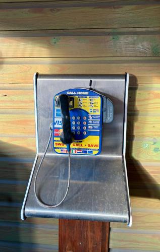a cell phone sitting on top of a metal holder at Cozy apartment with a relaxing terrace, 10 min from beaches and restaurants in Marigot