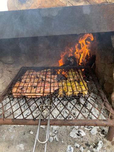 Barbacoa disponible para clientes en el agroturismo